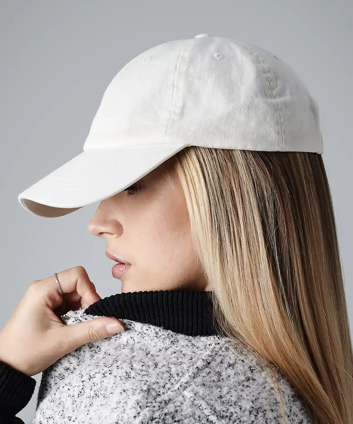 Embroidery & printing on custom caps for branding and promotional use. High-quality, stylish headwea.