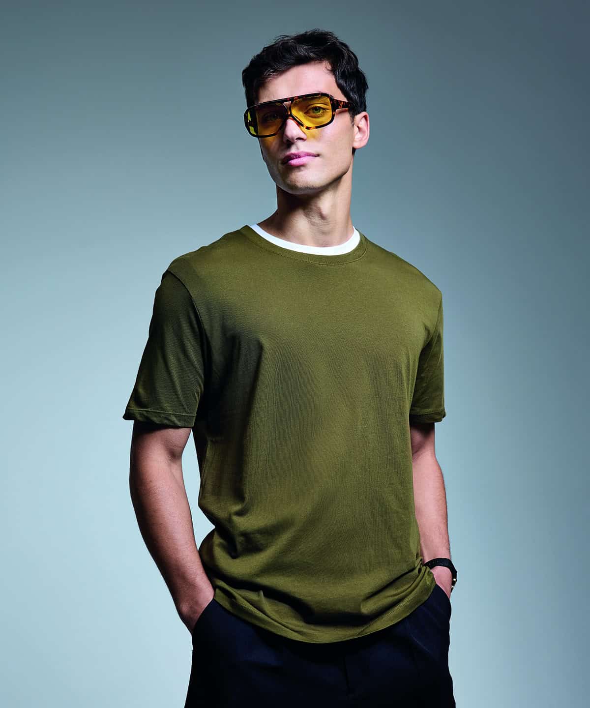 Shirt in olive green with a casual fit, perfect for everyday wear.