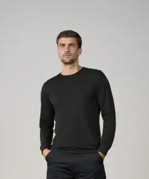 Long sleeve black T-shirt for men with embroidery and printing options. Perfect for casual and promo.