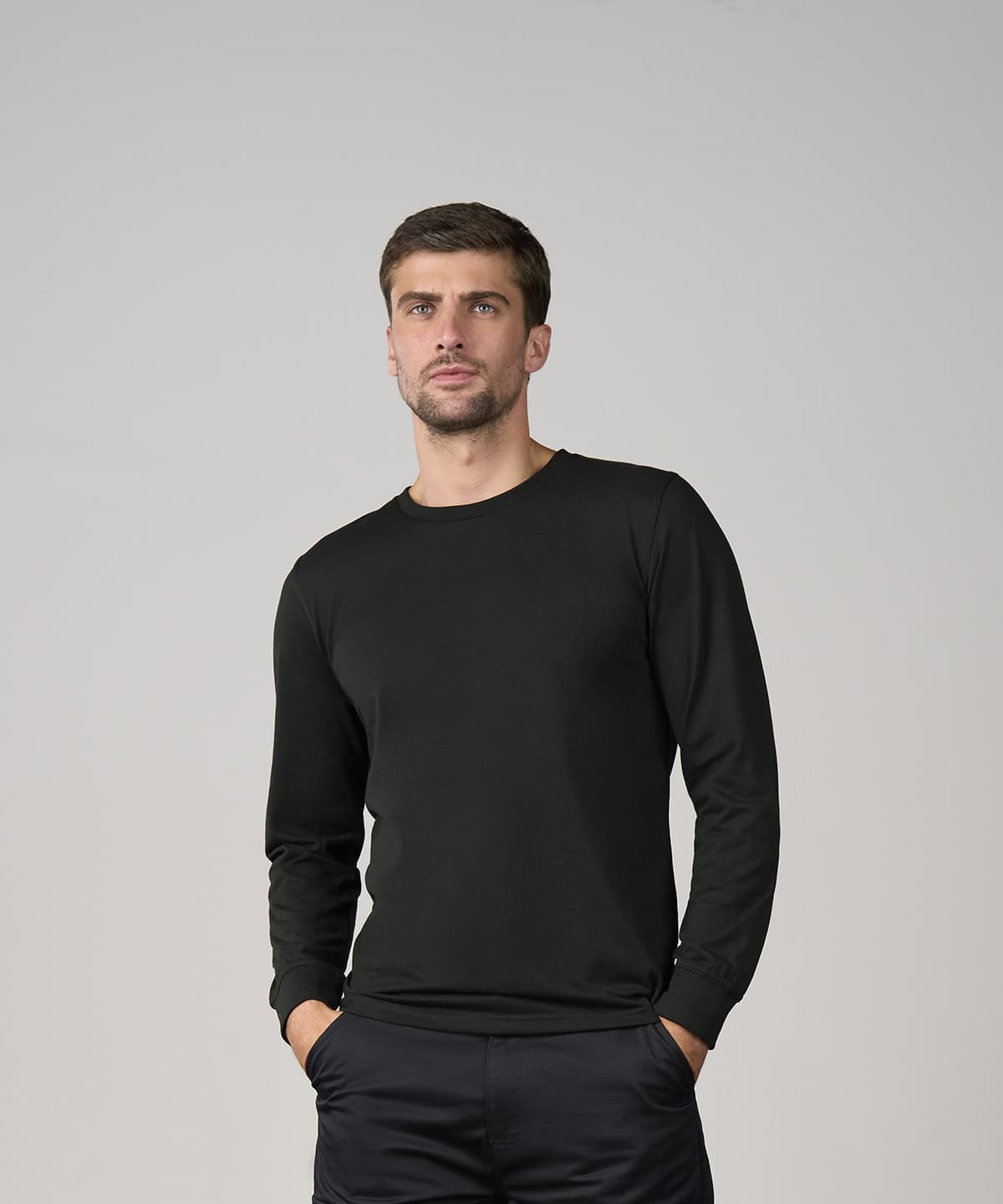 Long sleeve black T-shirt for men with embroidery and printing options. Perfect for casual and promo.