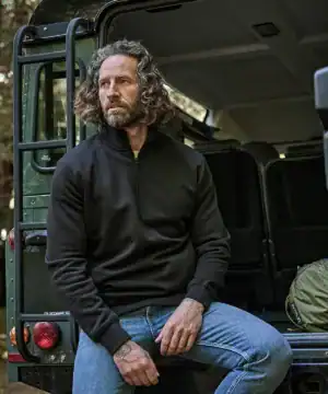 Comfortable men's black half-zip sweatshirt, casual outdoor clothing for all seasons.